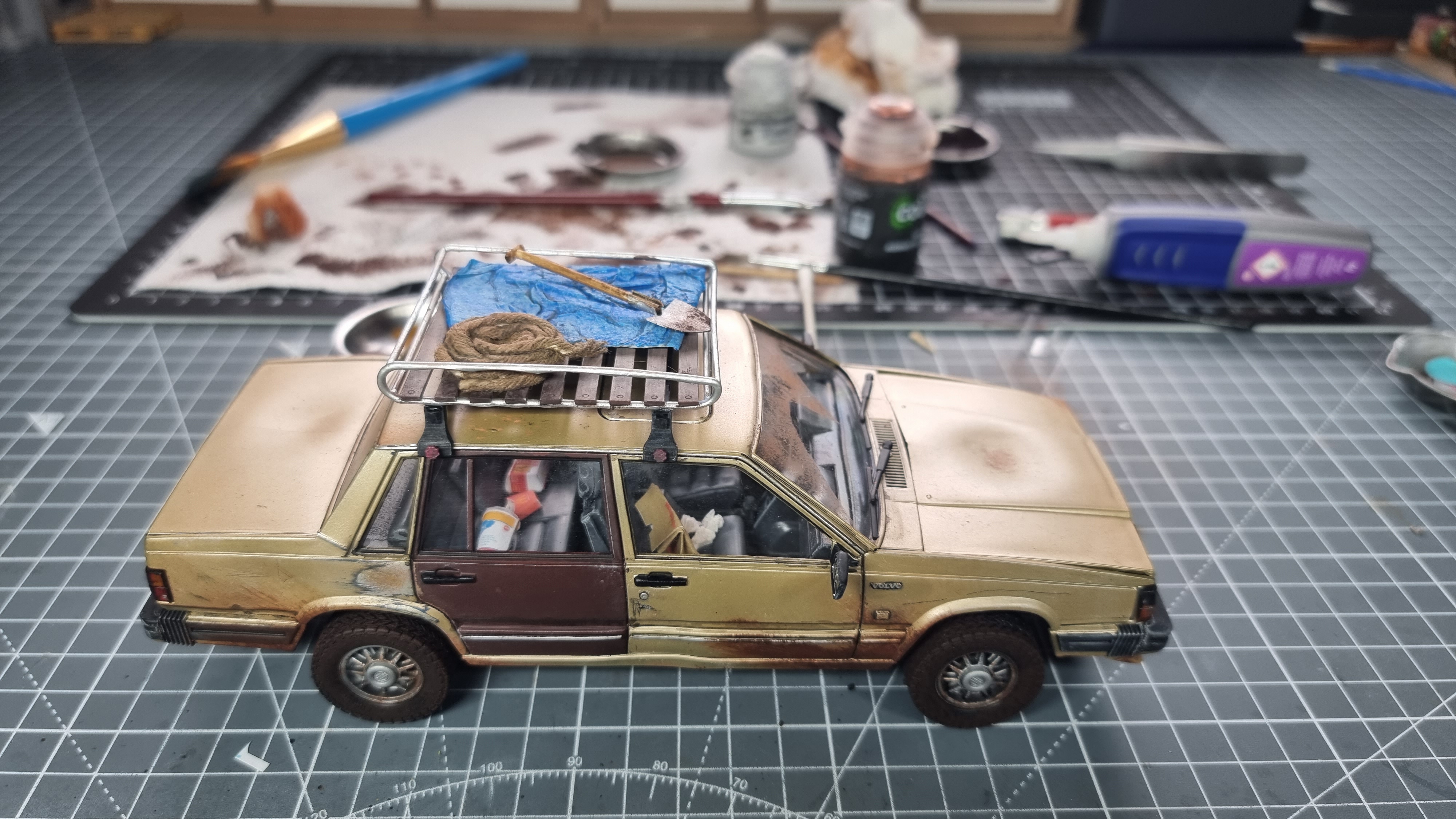 1/24 Italeri Volvo 760 GLE with self designed and printed roof rack